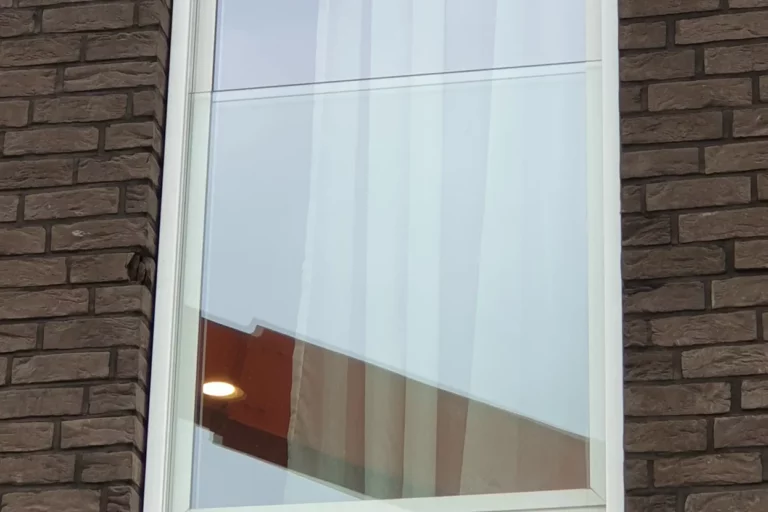 screen-store-exterieur-helioscreen-blanc-toile-noire-003 copie