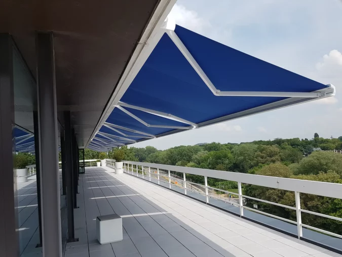 store-banne-tente-solaire-verano-blanche-toile-bleue-motorisation-somfy-001