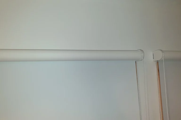 store-enrouleur-interieur-bandalux-occultant-blanc-chainette-002